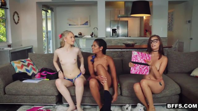 Три шлюхи по очереди прыгают на члене